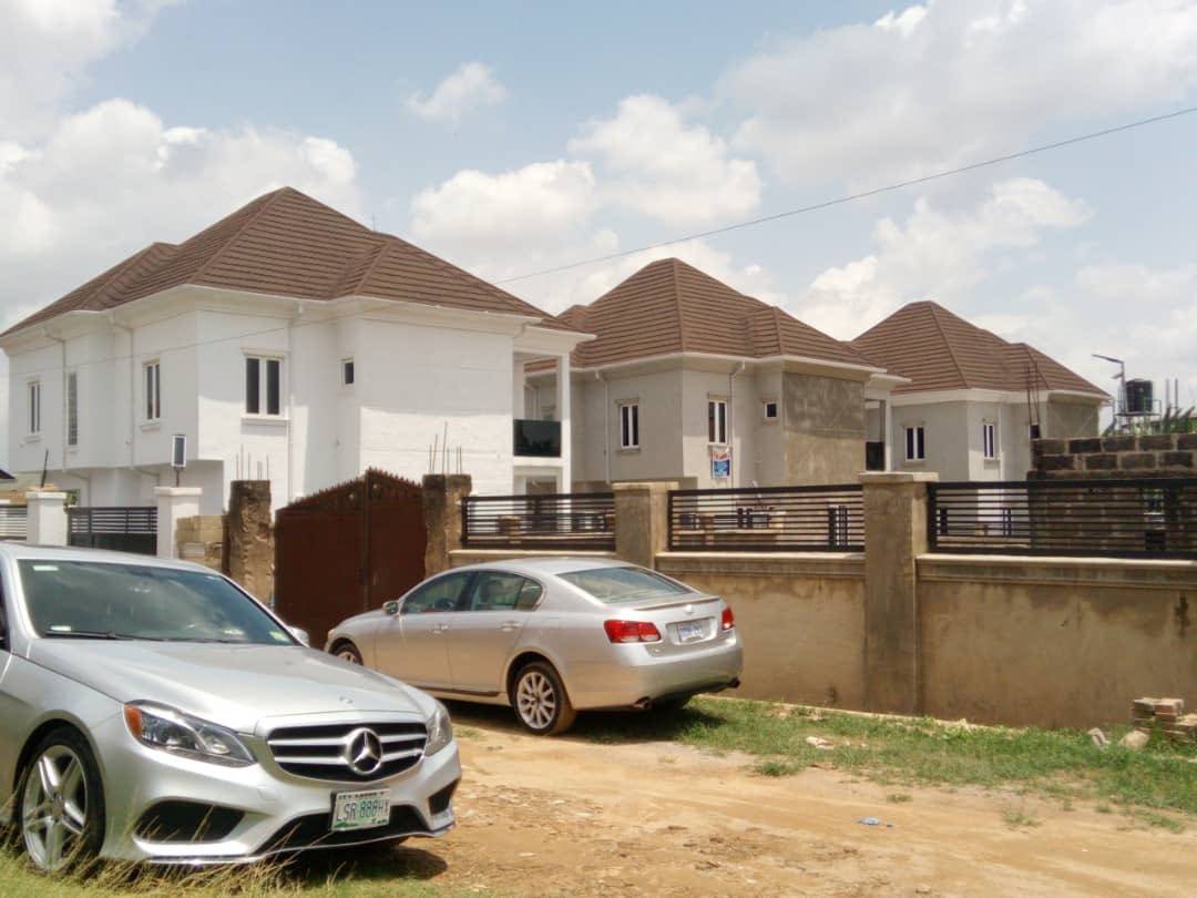 ibadanestate's tweet photo. 4 BEDROOM FULLY DETACHED HOUSE IN BODIJA FOR SALE 

Asking Price: ₦350 Million 

Location: Bodija, Ibadan 
NOTE: 10 UNITS AVAILABLE 

Features include:

- Newly built
- Exquisite Tiles
- Balcony
- ⁠Jacuzzi 
- ⁠Motion Censor Lighting
- Walk in Closet
- Water Heater

DM for Info https://t.co/v3MbQbbzsD