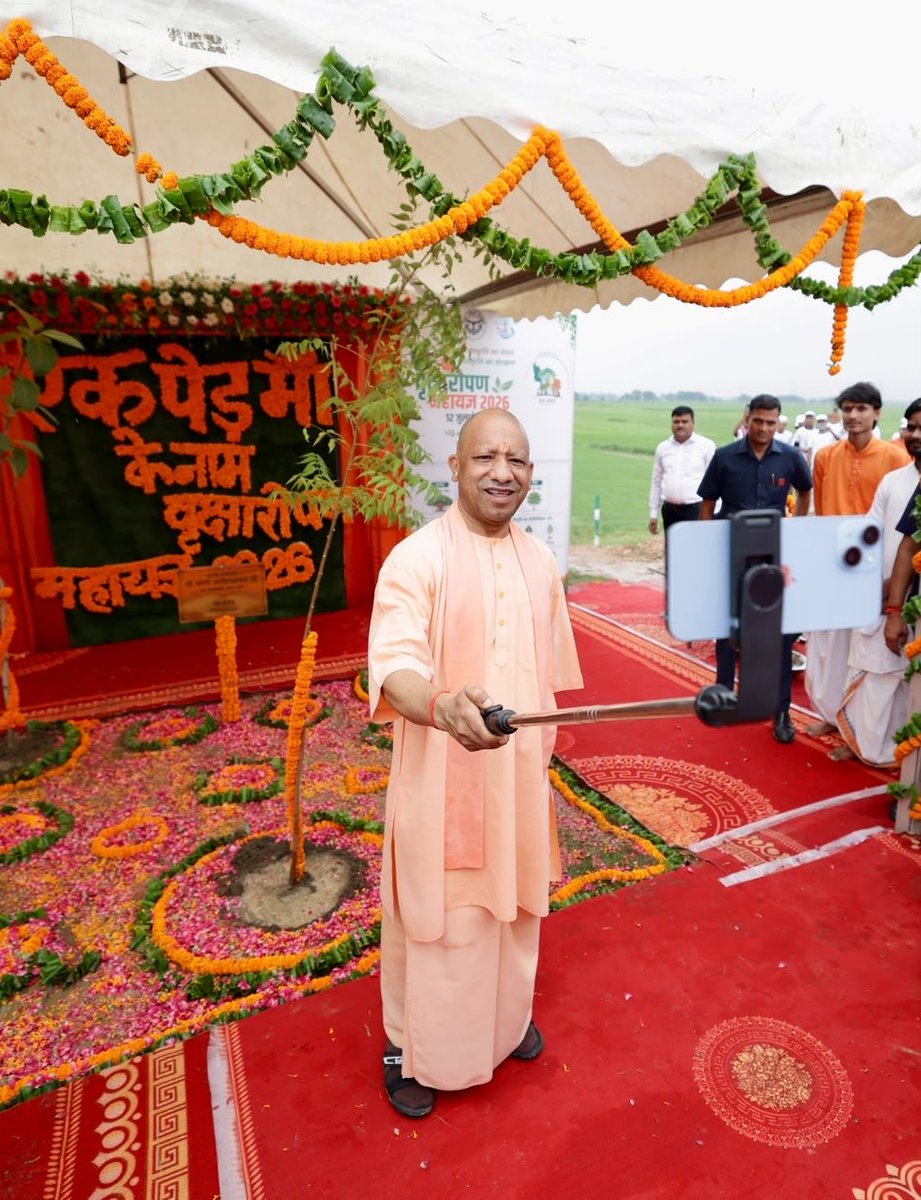 amitpathakbjp's tweet photo. वृक्षारोपण महायज्ञ-2026

मुख्यमंत्री श्री @myogiadityanath ने गोरखपुर में एक पेड़ मां के नाम अभियान के अंतर्गत पौधरोपण किया।
#एक_पेड़_मां_के_नाम https://t.co/Hj7hllen1T