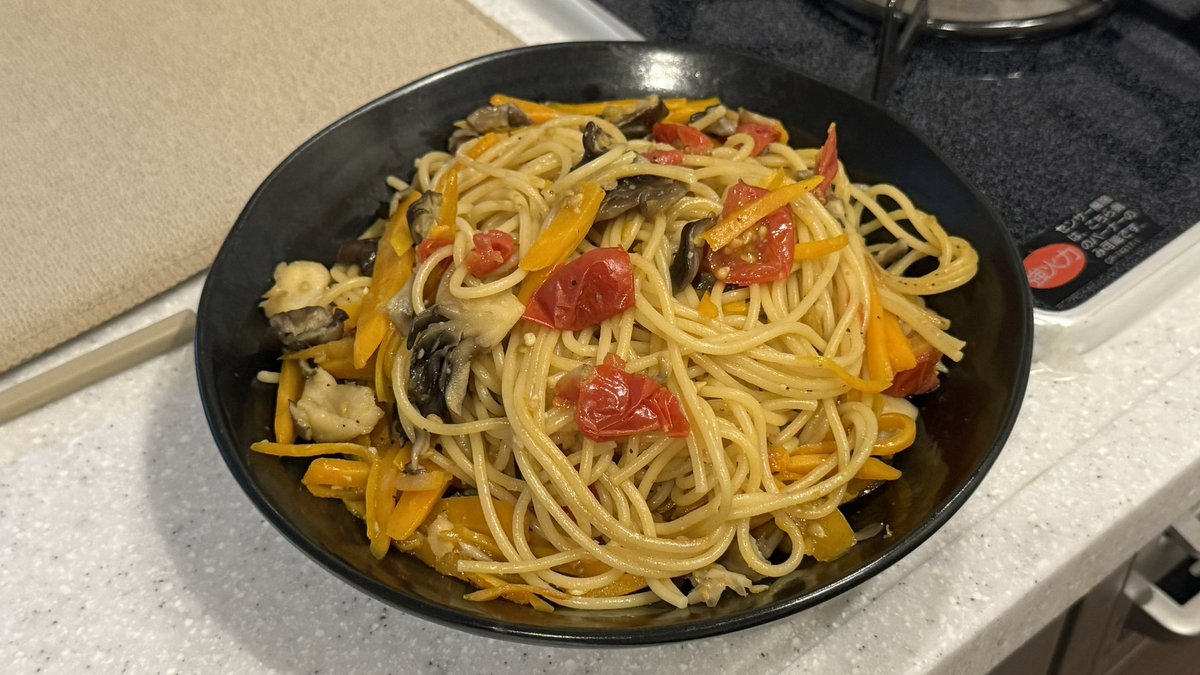 berryworldtrip's tweet photo. コンソメオイルパスタ🍝

トマト、舞茸、にんじん

パスタ滅多に作らないから、
もっと上手く出来るように練習しよう。

味はいい感じにできて一安心

#自炊記録 https://t.co/mT0HtOa3pI