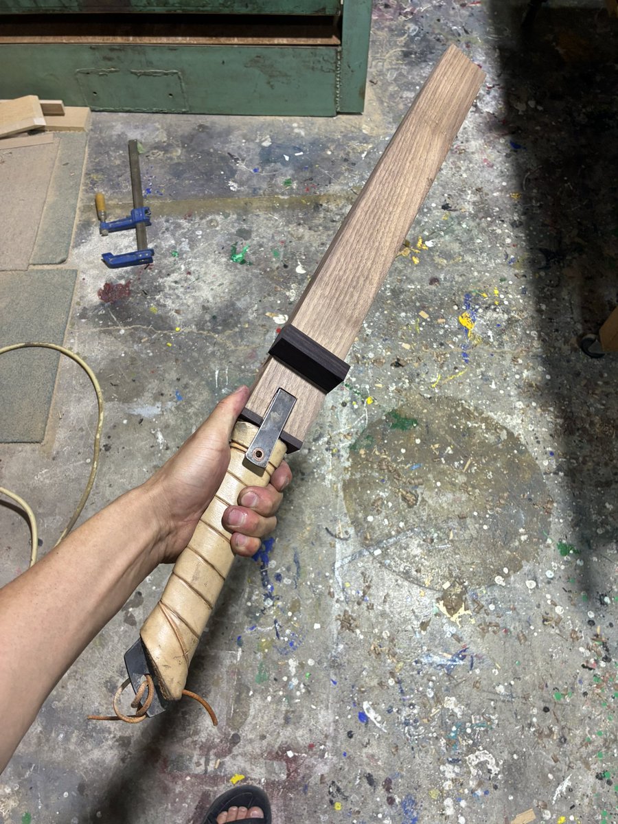 sena_knives's tweet photo. 今日もバ先使わせて貰えたから鞘制作
あとは大学で仕上げるかー
やって思ったけどこりすぎたw https://t.co/Qnm8Qu5Lqt