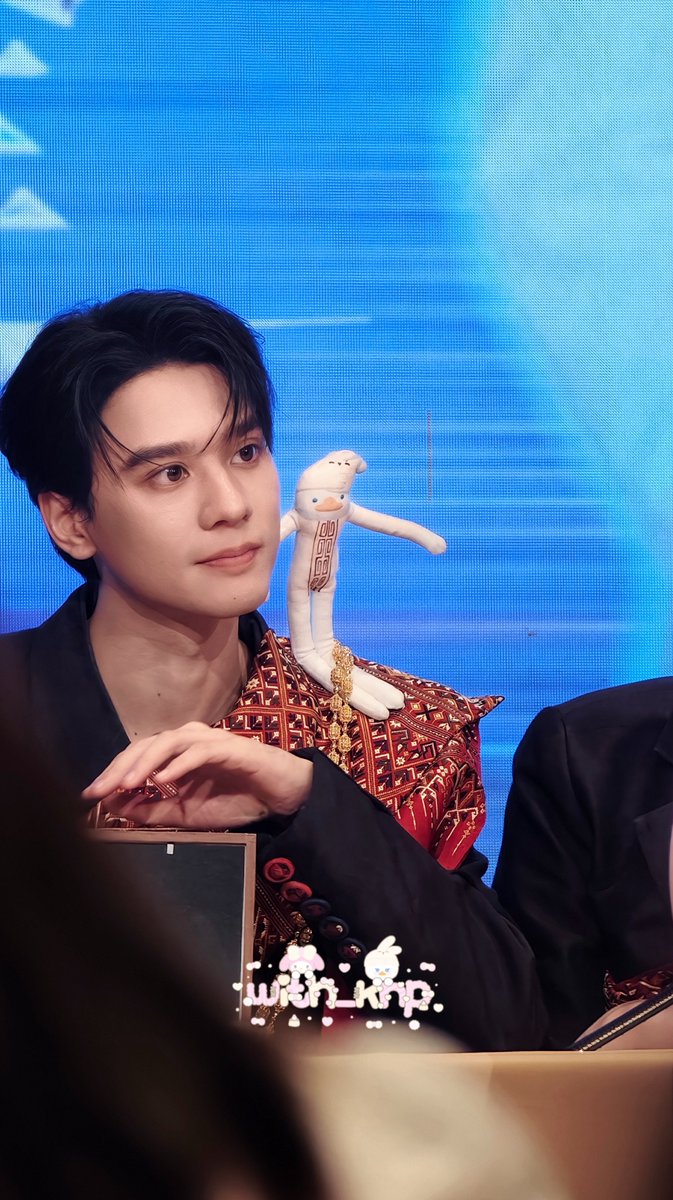 with_knp's tweet photo. Silly little man kept the ohae doll that Namping placed on his shoulder even as they moved on to the next fan 🤭
✌🏻✋🏻✊🏻

#KengNamping #เก่งน้ำปิง https://t.co/LlSnolS958