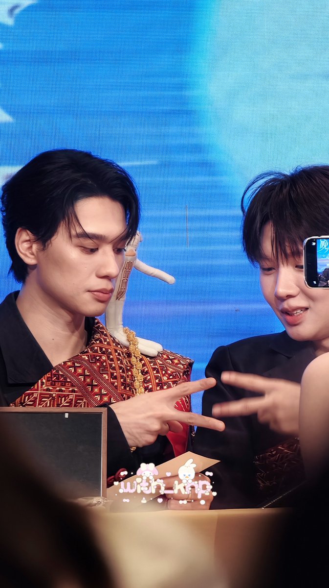 with_knp's tweet photo. Silly little man kept the ohae doll that Namping placed on his shoulder even as they moved on to the next fan 🤭
✌🏻✋🏻✊🏻

#KengNamping #เก่งน้ำปิง https://t.co/LlSnolS958