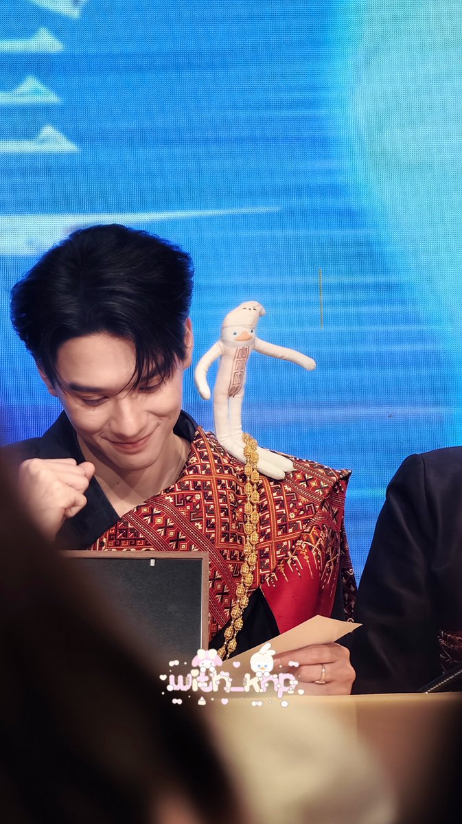 with_knp's tweet photo. Silly little man kept the ohae doll that Namping placed on his shoulder even as they moved on to the next fan 🤭
✌🏻✋🏻✊🏻

#KengNamping #เก่งน้ำปิง https://t.co/LlSnolS958
