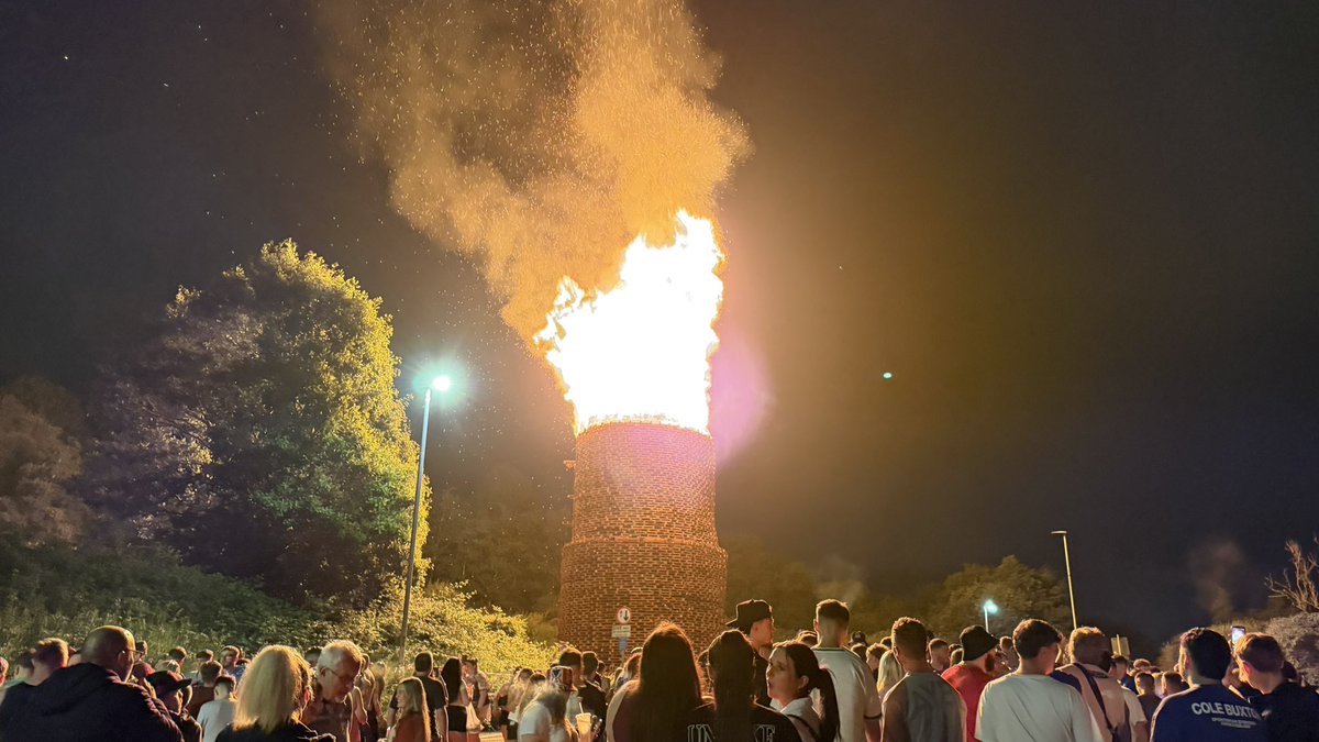 advancesarah's tweet photo. Burn baby burn 
Rathfern bonfire 🔥 https://t.co/sXRm05cK3u