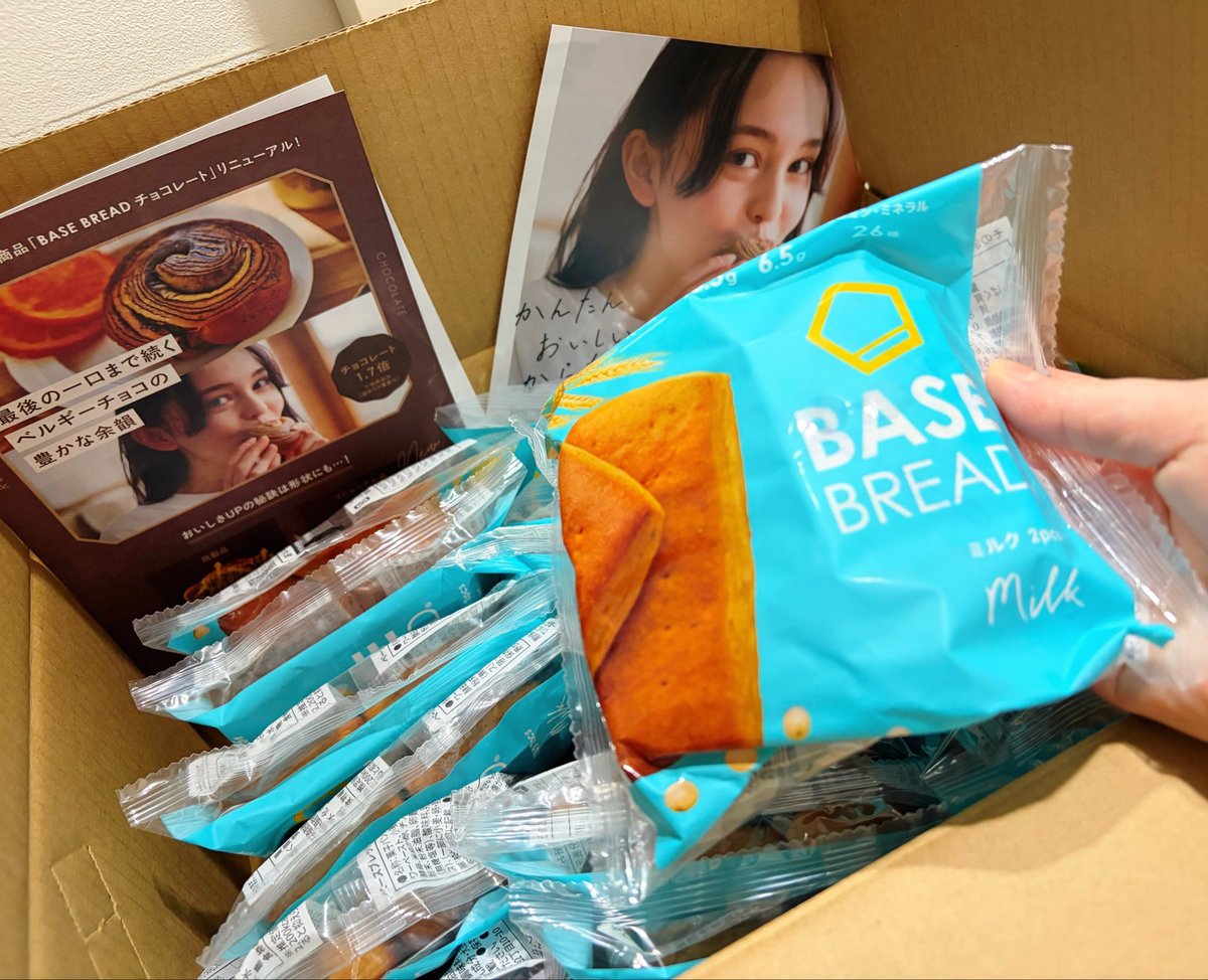 mofu0929's tweet photo. ずっと手作りご飯はしんどいからベースフード取り入れたいと思ってる時にプライムセール来てラッキー✨️
完全栄養食のベースブレッド買ってみた😉⭐
味は...うまくもまずくもないw
でもここまで栄養整っててこの味なら満足でござる👍 https://t.co/3JJqKiHtQr