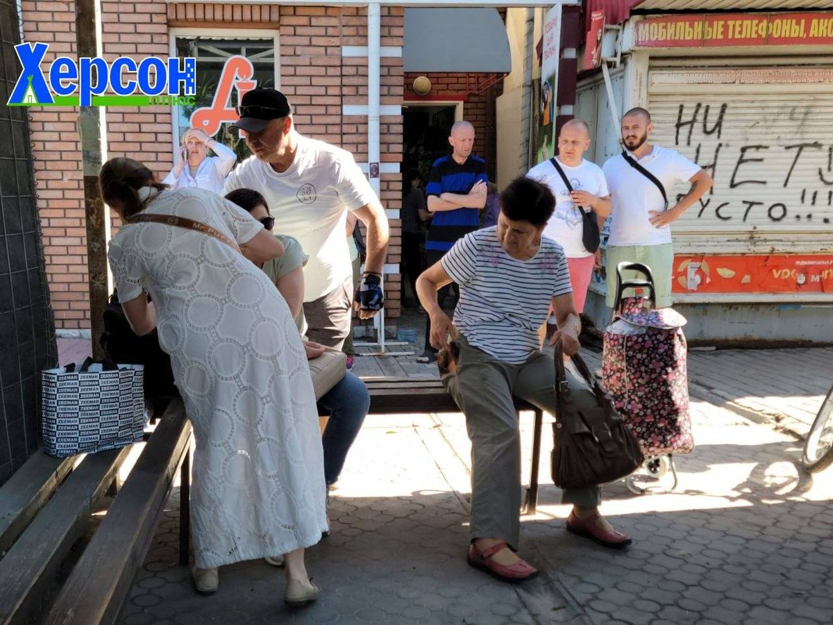 hochu_dodomu's tweet photo. Херсон
Рашисти вдарили по зупинці громадського транспорту , поки люди чекали на маршрутку

Троє жінок 58, 59, 71 та чоловік 66 років дістали мінно-вибухові травми та уламкові поранення.
  Зверніть  увагу  на  вік  поранених
  З  ким  воюєте.  ГНІЙНІ  ТВАРЮКИ??? https://t.co/Ke0hyF6erR