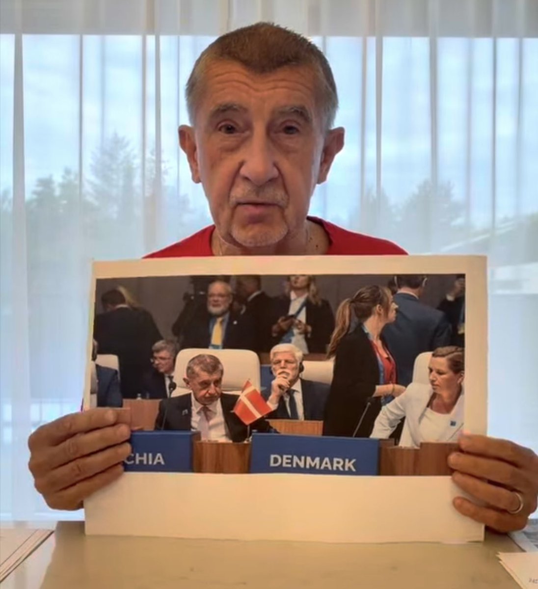 jirilobkowicz1's tweet photo. Prezident Pavel si v Ankaře získal respekt spojenců. Babiš s Macinkou se po summitu chovají infantilně. Každým dalším výrokem ze sebe dělají politické idioty. https://t.co/mohayv8Lat