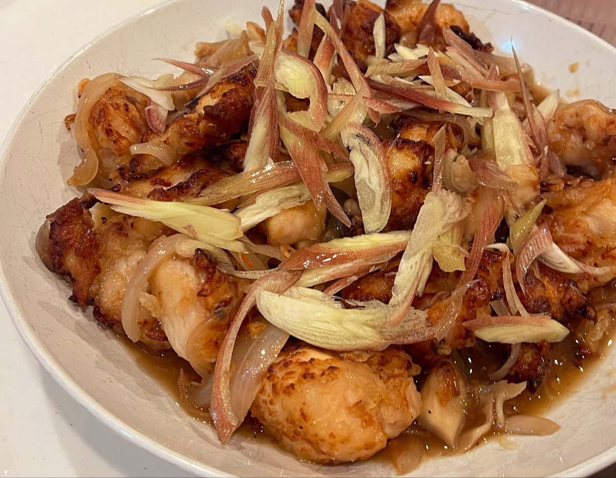 ayaca_hiro's tweet photo. 全主婦・主夫の方におすすめです。

最近よく作る料理は

「甘酢鳥feat.甘酸っぱい夏」

①ノンフライヤ唐揚げ
鶏肉400〜500gくらい
酒少々
塩麹　適量
醤油　少々
ごま油適量
→片栗粉or米粉などでノンフライ
220°10分、裏返して5分

②和えるタレ
お酢 100ccくらい
砂糖小さじ5杯くらい
梅肉（刻むかチューブ梅）
炒めたナス
刻んだミョウガ
刻んだしシソ
アメ色に炒めた玉ねぎ一玉

揚げたての①とボウルで和える

↓
完成