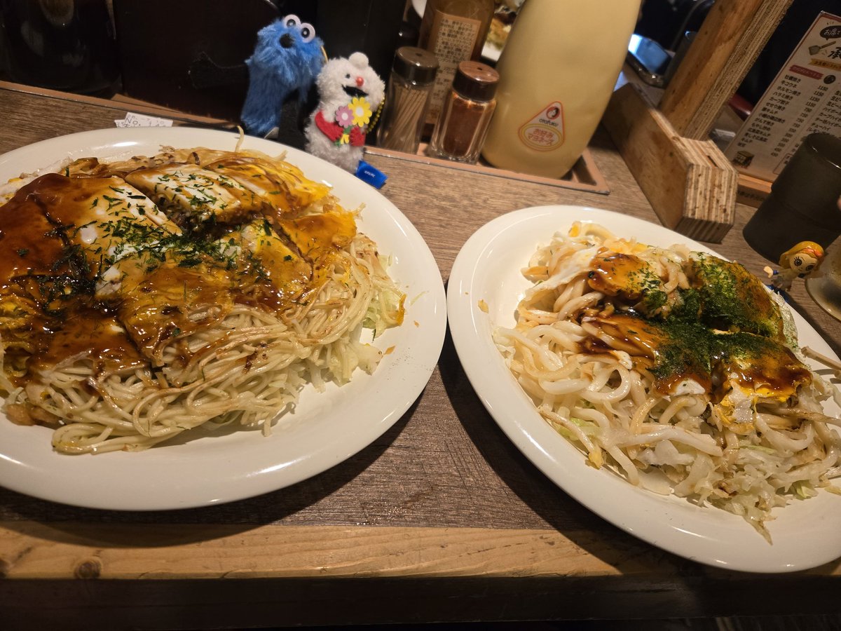 chamacchamacha's tweet photo. 食べたいもの食べた😀
すごくいいところだったなぁ！
また行きたい😋
行ってない日本に行きたい！！
#広島
#旅行
#広島風お好み焼き
#コウネ
#がんす
#穴子めし
#焼き牡蠣 https://t.co/L6wKVCCIdo