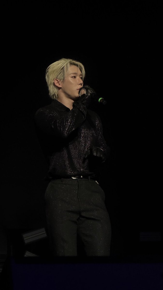 iceebeenie's tweet photo. It felt like a private show I was so close to Wonho 😩🔥 https://t.co/Z9VkcVB4ko