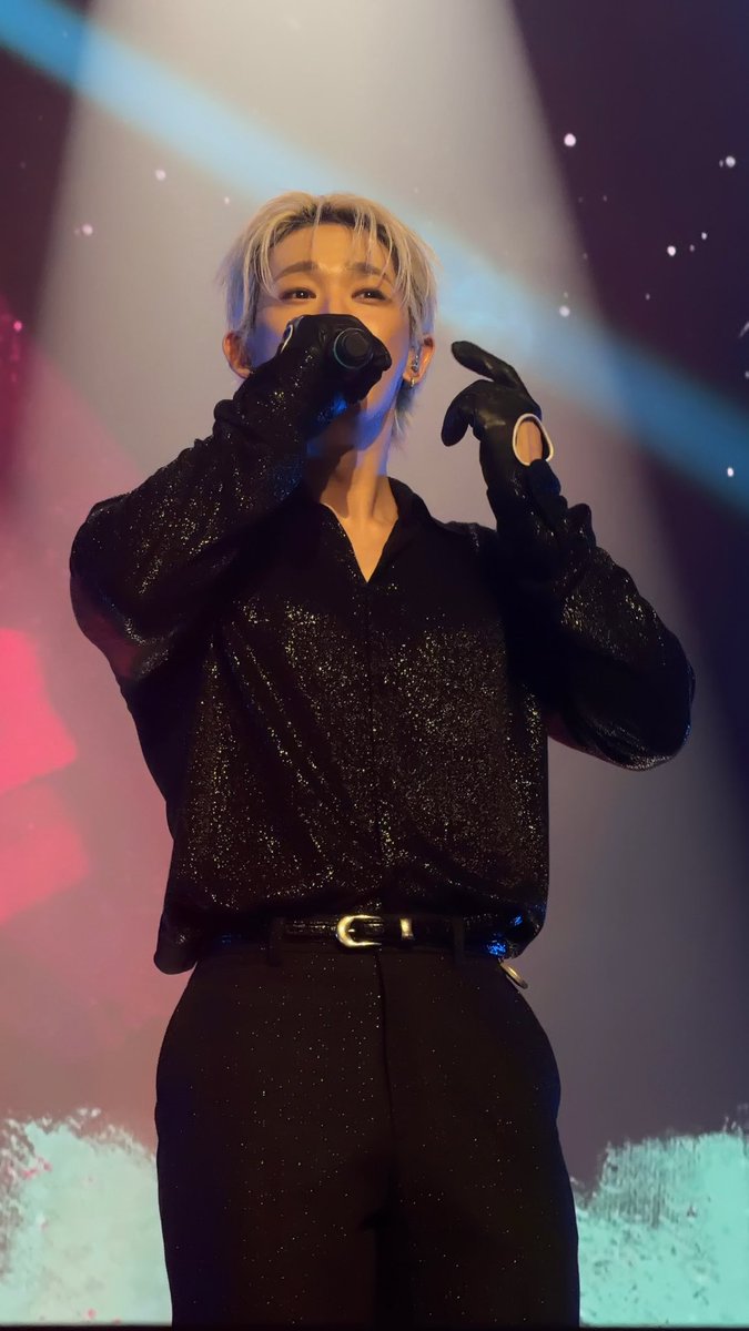 iceebeenie's tweet photo. It felt like a private show I was so close to Wonho 😩🔥 https://t.co/Z9VkcVB4ko