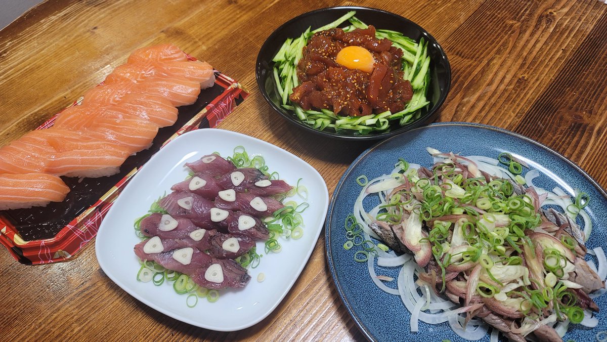 KOUROW516's tweet photo. ソウダガツオたたき！
ソウダガツオ刺身！
ソウダガツオユッケヽ( ・∀・)ﾉ

あとベイシアのサーモン寿司w https://t.co/aPC100uFWW
