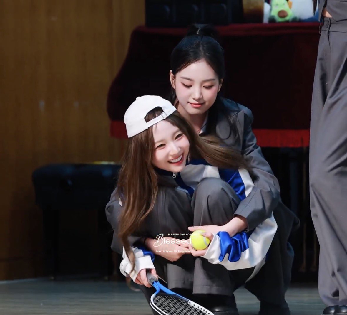 hedjiz's tweet photo. everyone please love 1924 a lot 🦢🦔 https://t.co/CyQMn5219l