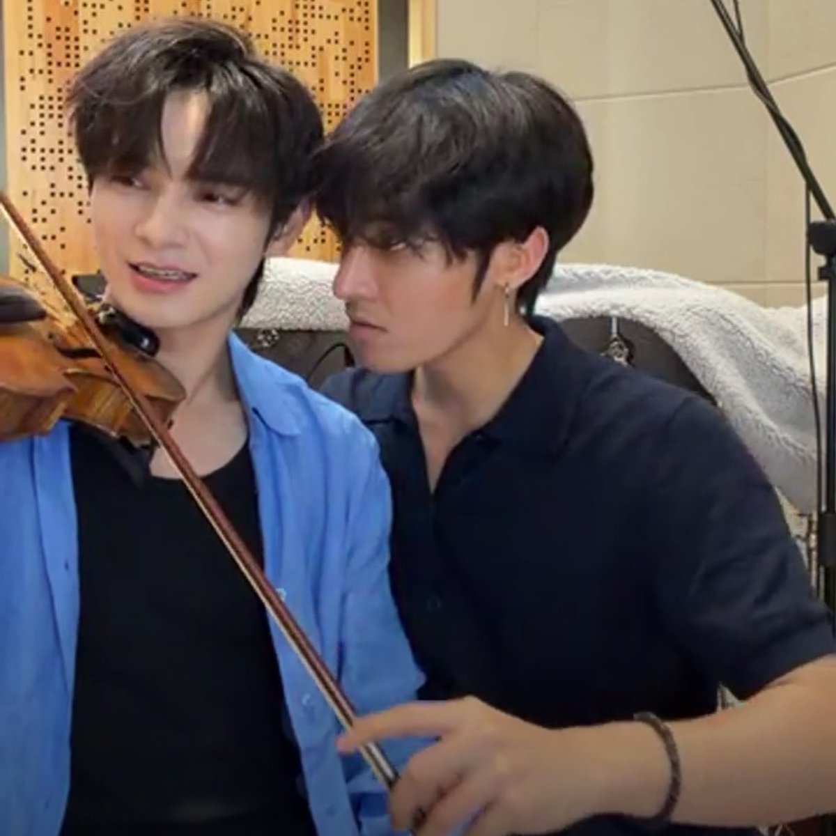 chusansliuyi's tweet photo. i didn’t know teaching someone to play the violin had to be this close or is this only a thing boyfriends do???

#hechangxi #heyanzhao https://t.co/J7P5Y1tFoZ
