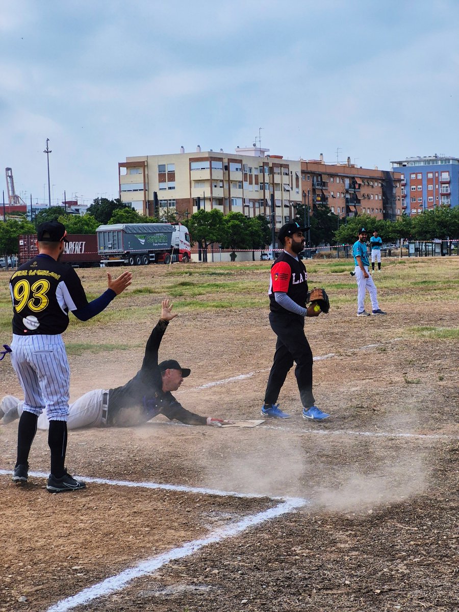 Natzaret_AV's tweet photo. Béisbol improvisado entre Natzaret y La Punta ⚾️🌍 

Cuando las instituciones no llegan, el vecindario responde. Hoy queremos compartir una historia preciosa de convivencia, deporte y autogestión vecinal en los límites entre Natzaret y La Punta. https://t.co/jlIPKqfsew