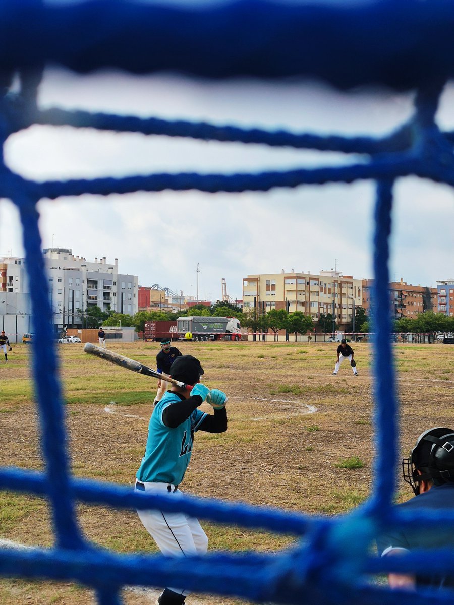 Natzaret_AV's tweet photo. Béisbol improvisado entre Natzaret y La Punta ⚾️🌍 

Cuando las instituciones no llegan, el vecindario responde. Hoy queremos compartir una historia preciosa de convivencia, deporte y autogestión vecinal en los límites entre Natzaret y La Punta. https://t.co/jlIPKqfsew