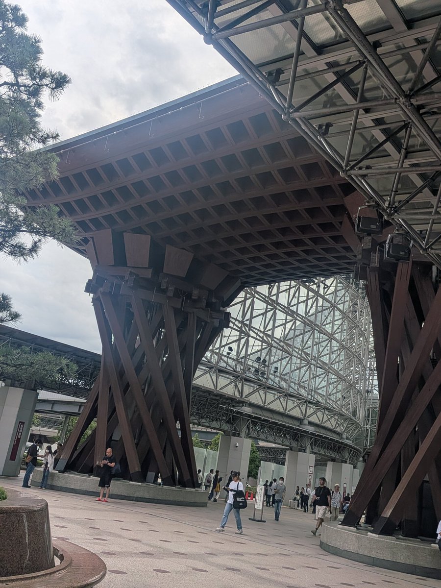 AMO_2200k's tweet photo. 金沢駅ってどこに書いてんのか分かんなくて、とりあえずとった門みたいなやつ https://t.co/tT5nW7JTtV