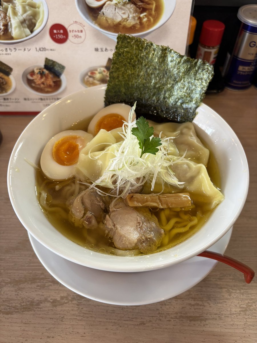 salty_log's tweet photo. ラーメン 鶏華
6月14日訪問

味玉ワンタンあっさりラーメン
大盛り(クーポン)

開店4周年の鶏華さんに初訪問
オススメのあっさりラーメンを注文
見た目から綺麗な盛りつけ
透き通るようなスープが
めっちゃおいしくて完飲

ごちそうさまでした
㊗️4周年おめでとうございます！

#ラーメン鶏華 https://t.co/1sjed3IGeW