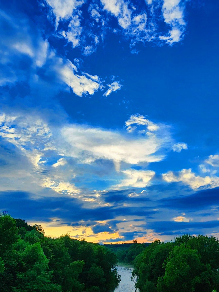 aozora_soramame's tweet photo. 今日も一日お疲れさまでした😊
(雨あがりました♪)
#夕焼け
#旭川 
#大正橋 https://t.co/Gjc4ut6CLU