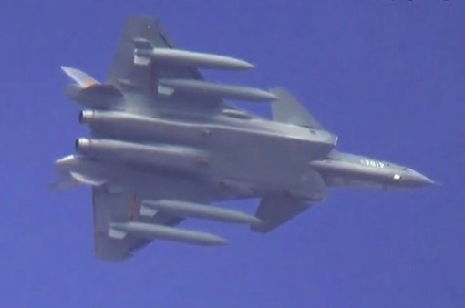 Hyokonoko's tweet photo. J-20はステルス機か？揚力式カナードを採用すると、空力中心は主翼の前縁に移動する。「主翼は重要な燃料タンク」という航空機設計の鉄則を知らないと、カナード式では主翼に燃料を入れると重心が合わずに破綻する。外部燃料タンクが必要でステルス性を失う。同じ病気がBACライトニング。 https://t.co/zXEPTv7jHA