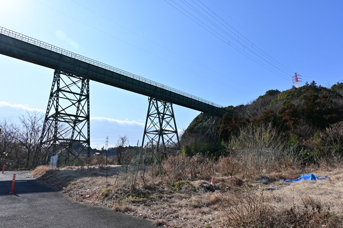 yokohama18ku's tweet photo. 鶴ヶ峰あさひ
「梅田谷戸水路橋は、相模湖の水を西谷浄水場へ運ぶ鋼製の水路橋よ！川井接合井から西谷浄水場までの間には、大貫谷戸水路橋や第三鋼路橋もあり、これらの水路橋を通って運ばれた原水は、西谷浄水場で浄水処理されたあと横浜市内へ供給されるわ！」

#Yoccoの1日 https://t.co/T2qz4QNddP