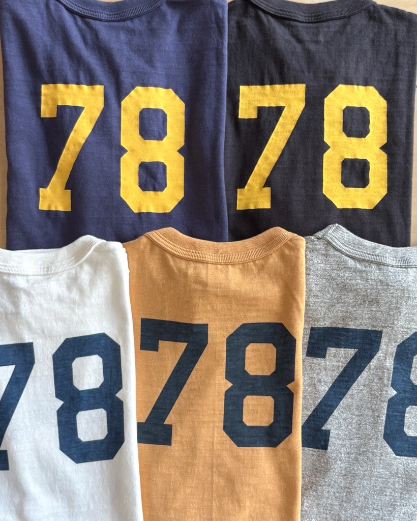 Reggieshop's tweet photo. 《本日の入荷情報》
#WAREHOUSE より、Lot 4601のTシャツでトランプのポーカーのようですがカードが5枚あって🤔アメリカ軍の3部隊のマークも描かれていたり🌊UNBEATABLE=無敵なTシャツです🥸🌟
▼ 当店の #ウエアハウス の商品はこちら
https://t.co/j9B0xbbfua
#reggie #山口県セレクトショップ https://t.co/7pSAFyN4eU