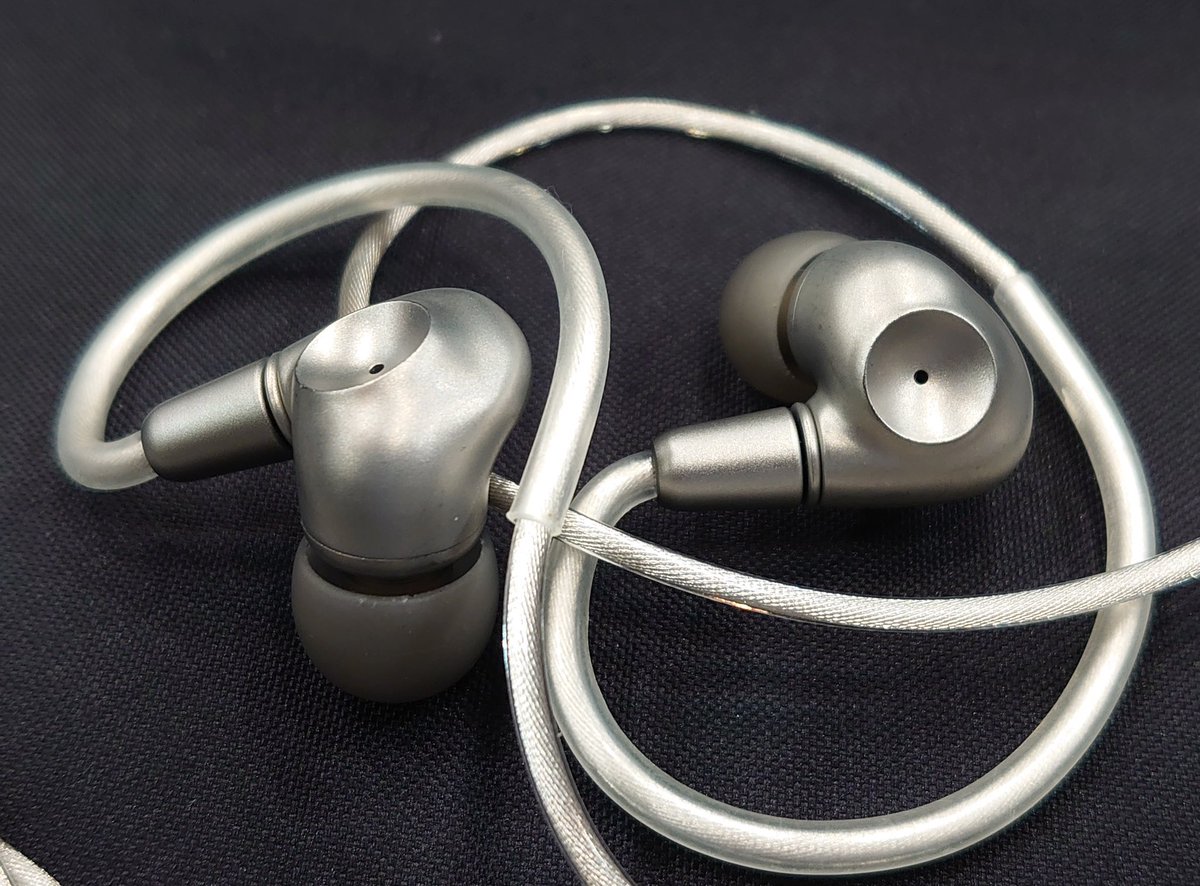 pontax3's tweet photo. MEZE AUDIO新作イヤホン「ASTRU」。1×DDのシングルドライバ機💡筐体はチタン材
同社売れ筋ヘッドホン109 Proの技術をイヤホンで具現化したと完実電気担当者談。
真横のベント部から多少の音漏れは確認。チタン材も相まってソリッド系の音でメタ系とかには合うと思った🥳
発売は8月中旬で12万〜14万❓🧐 https://t.co/EI24EKVDsa