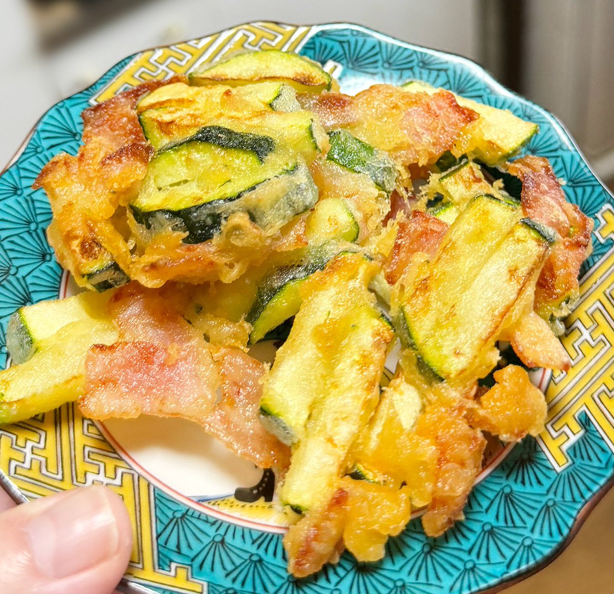 1000bero_net's tweet photo. 何気なく作った「ズッキーニとベーコンのかき揚げ」が、かなりうまい。

ズッキーニとベーコンを細切りにして、天ぷら粉をまとわせて揚げ焼き。外はサクッ、中はホクホク。ズッキーニの自然な甘みと、ベーコンの旨みがよく合う。めんつゆをつけてもおいしい。 https://t.co/KImnv7RJqe