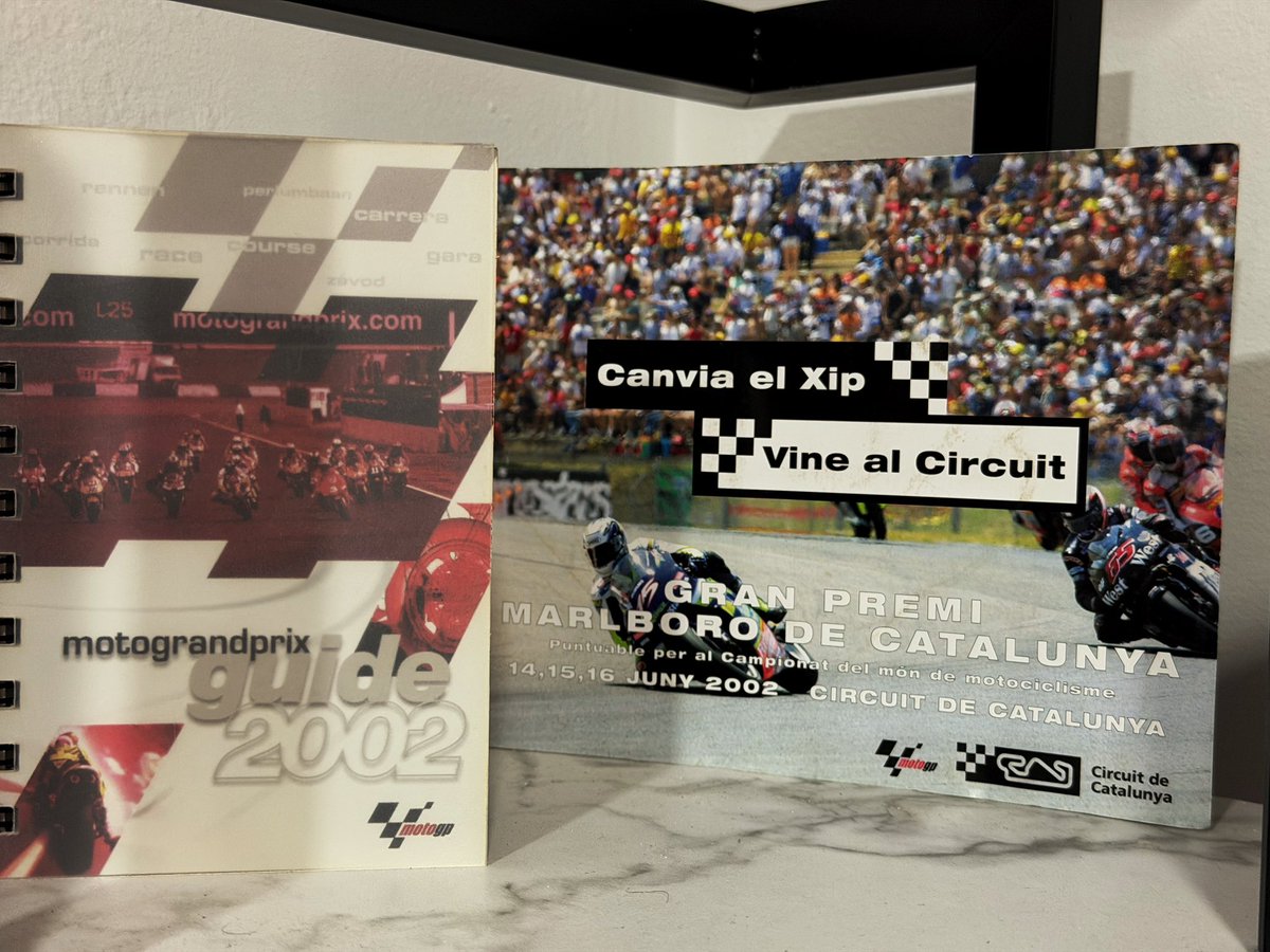 fbiset's tweet photo. 🧵HILO. Hay publicaciones que nacen en cinco minutos… y otras que tardan más de veinte años.

Hoy, @gresiniracing rinde homenaje a Daijiro Kato recuperando la decoración de su moto de 2003.

Al verla el viernes, se me puso la piel de gallina.

Mi primer Gran Premio fue en 2002, en el Circuit de Catalunya. Todavía conservo la Guía Oficial del Mundial, donde aparece Daijiro con el Fortuna Honda Gresini y la Honda NSR500. Sin darme cuenta, aquel día tuve la suerte de verle competir.