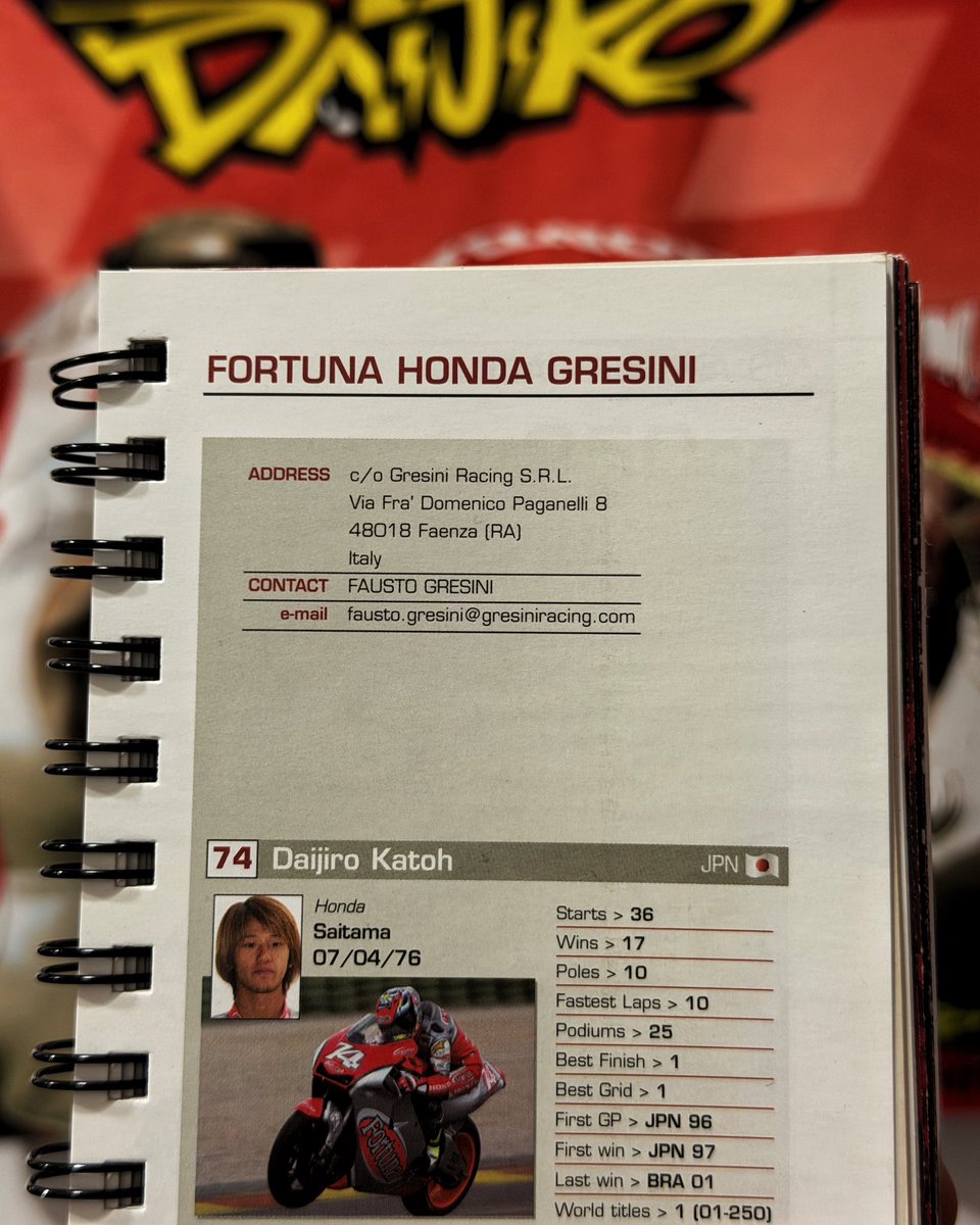 fbiset's tweet photo. 🧵HILO. Hay publicaciones que nacen en cinco minutos… y otras que tardan más de veinte años.

Hoy, @gresiniracing rinde homenaje a Daijiro Kato recuperando la decoración de su moto de 2003.

Al verla el viernes, se me puso la piel de gallina.

Mi primer Gran Premio fue en 2002, en el Circuit de Catalunya. Todavía conservo la Guía Oficial del Mundial, donde aparece Daijiro con el Fortuna Honda Gresini y la Honda NSR500. Sin darme cuenta, aquel día tuve la suerte de verle competir.