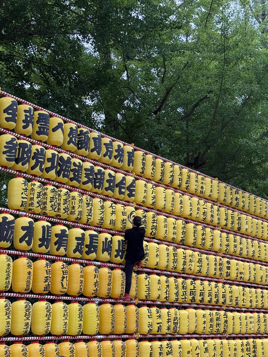 fujitashuichi3's tweet photo. 一日早く行って参りました。
献灯が点るのが待ちきれなくて😅

取り付け作業の様子も拝見できました。高所で作業をされる方々のご安全を祈り、御奉仕に感謝。

そして全ての英霊に感謝を込めて🙏 https://t.co/oLBPlkjFkj