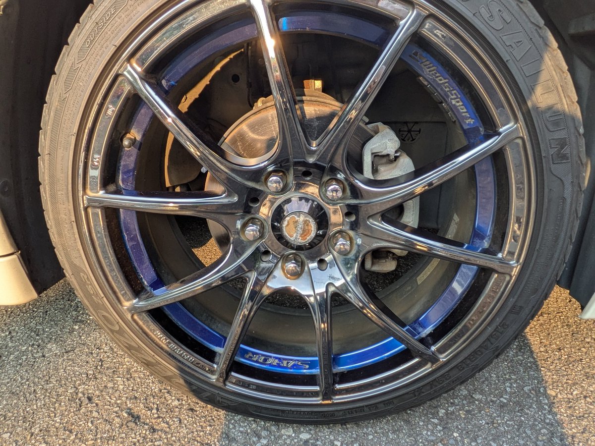 subarulove3373's tweet photo. よーし！ホイールナットやっと交換したぜー！✨
綺麗になった！
店長にリフトで上げてもらって交換教えて貰った！
インパクトドライバーで取ったから結構早く終わった
before←    after→ https://t.co/Nm0p3MiQ37