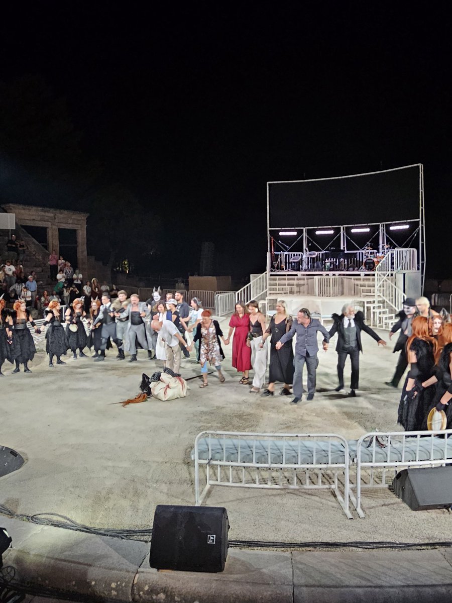 PetrosPappas4's tweet photo. 🎭 Χθες, στο Αρχαίο Θέατρο της Επιδαύρου, παρακολουθήσαμε τις «Βάκχες» του Ευριπίδη, σε σκηνοθεσία του Γιάβορ Γκάρντεφ, με τη μουσική των μοναδικών The Tiger Lillies, ερμηνευμένη ζωντανά, να δίνει στην παράσταση έναν ιδιαίτερο, σκοτεινό και δυναμικό παλμό, και με τον Μιχαήλ Ταμπακάκη στον εξαιρετικά απαιτητικό ρόλο του Πενθέα.

Μαζί με τον αγαπημένο δήμαρχο Νεάπολης-Συκεών @simosdaniilidis είχαμε τη χαρά να θαυμάσουμε και να χειροκροτήσουμε την Ευθυμία-Θέμιδα Δανιηλίδου στον Χορό των Βακχών, σε μια απαιτητική και ιδιαίτερα ξεχωριστή παραγωγή.

Οι «Βάκχες» μιλούν και στη σημερινή κοινωνία για την ανάγκη του μέτρου. Μια οργανωμένη πολιτεία χρειάζεται κανόνες και θεσμούς, χρειάζεται όμως και την ικανότητα να ακούει όσα δεν χωρούν εύκολα στα καθιερωμένα σχήματα.

Όταν η εξουσία γίνεται άκαμπτη και η κοινωνία αρνείται να αναγνωρίσει τις βαθύτερες ανάγκες και τις αντιφάσεις της, η ισορροπία χάνεται. Η πραγματική πολιτική ευθύνη βρίσκεται ακριβώς εκεί: στη σύνθεση, στον διάλογο και στην αποφυγή των άκρων. Αυτή είναι ίσως η πιο σύγχρονη υπενθύμιση του Ευριπίδη.

Μια βραδιά υψηλής αισθητικής, που απέδειξε για ακόμη μία φορά ότι το αρχαίο δράμα εξακολουθεί να μας αφορά βαθιά.

#Βάκχες #Επίδαυρος #Πολιτισμός #ΚΘΒΕ #ΑρχαίοΔράμα