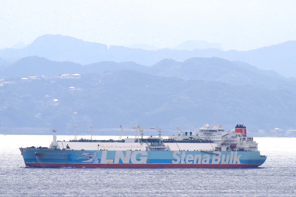 doll128atis's tweet photo. Stena Bulk「STENA BLUE SKY」

2006年6月 韓国・DAEWOO SHIPBUILDING &amp; MARINE ENGINEERING

スウェーデン Stena BulkのLNG船
ドラゴンのイラストや側面ロゴも良いっすね～
2016年頃にスカイブルーから黒っぽい色に変更
2024年に売船されたようです

2016年3月 観音崎 https://t.co/ggjiw9yAx7