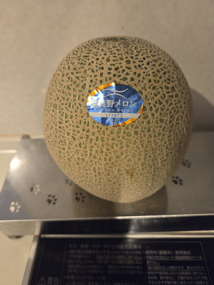 Ryo70210288's tweet photo. 最近、母からの貢ぎ物(言い方w)が多い
美味しく頂いてます😋
有難い🍀

1枚目 北海道みやげ1 海産物＆じゃがポックル♡
2枚目 北海道みやげ2 メロン(本日、頂きます✨️)
3枚目 お中元のみかん🍊
4枚目 写真撮ってたら🐱がイタズラしにきた😛

#北海��
#お土産
#お中元
#ねこ好きさんと繋がりたい https://t.co/JHNPjy5Ks0