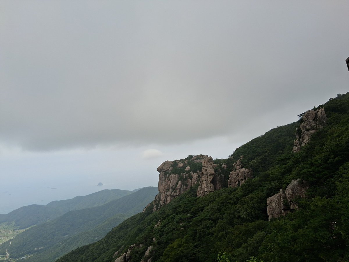 labendeo8's tweet photo. 🏞️⛰️ 웅장한 바위와 푸른 숲이 어우러진 풍경 앞에서 자연의 위대함을 다시 한번 느낍니다.
바쁜 일상에서 잠시 벗어나 
한 걸음 한 걸음 오르며 만난 절경이 오래도록 기억에 남을 것 같습니다. 😊💚
#자연의선물 #산행의즐거움 #절경감상 #푸른숲 #기암괴석 #힐링여행 #마음의여유🌳⛰️🍀 https://t.co/IlK8jkBVDq