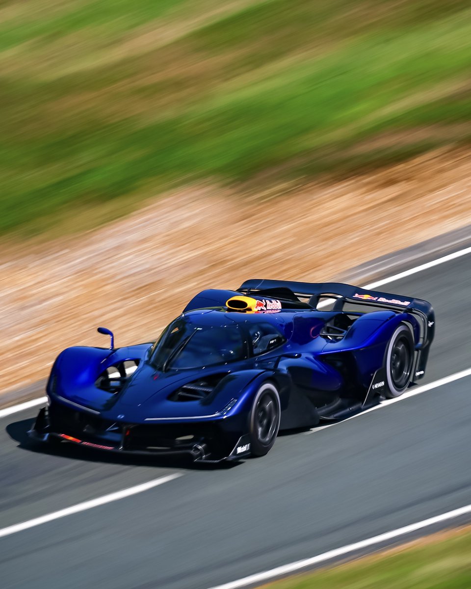 redbulljapan's tweet photo. ＼＼最強の市販車／／
「F1マシンより速い」市販車 RB17が
角田裕毅の運転で初走行🔥 https://t.co/CQIzfBaFXW