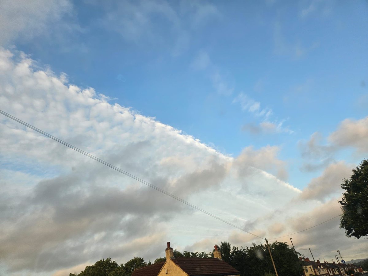 ABridgen's tweet photo. They have been busy overnight and not even trying to hide it. 
Can anyone explain these ‘clouds’ seen this morning over Langley Mill Derbyshire ? https://t.co/IC0V47uWAU