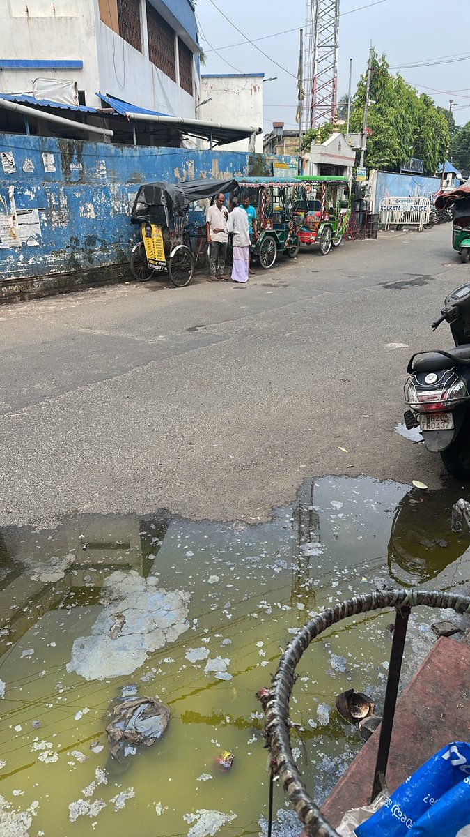 alyarsh786's tweet photo. @kmc_kolkata Urgent attention needed near Parnasree Thana OP,Behala.Drainage overflow has caused dirty stagnant water on the main road for several days, creating foul smell, mosquito breeding and inconvenience to residents and commuters. 
Kindly resolve this issue at the earliest https://t.co/TuFhy6rwtV