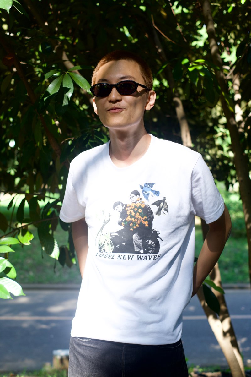 Yogees_band's tweet photo. 🌴 NEW MERCH 🌴

「Serendipity Tee」

シルクアーティストzekkan氏により一枚一枚プリントされたアイテム。どこかの国の古着屋でたまたま掘り出された、そんな風合いの一枚になっています🌬️

7/15開催の「LIQUIDROOM 22nd Anniversary」で発売。
https://t.co/2E6sgn3eDC

#yogeenewwaves https://t.co/ICeJsgnn77