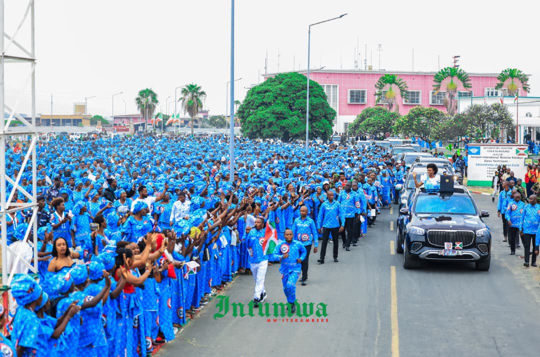 NChartiel's tweet photo. Les larmes aux yeux et le cœur rempli de fierté. Voir des milliers de Burundais vibrer d'une même voix pour accueillir la Première Dame du #Burundi, c'est tout simplement historique. Ce triomphe à l' #ONU et au #Royaume_Uni est le nôtre. Merci de porter si haut notre dignité ! https://t.co/QVWJlvhbjY