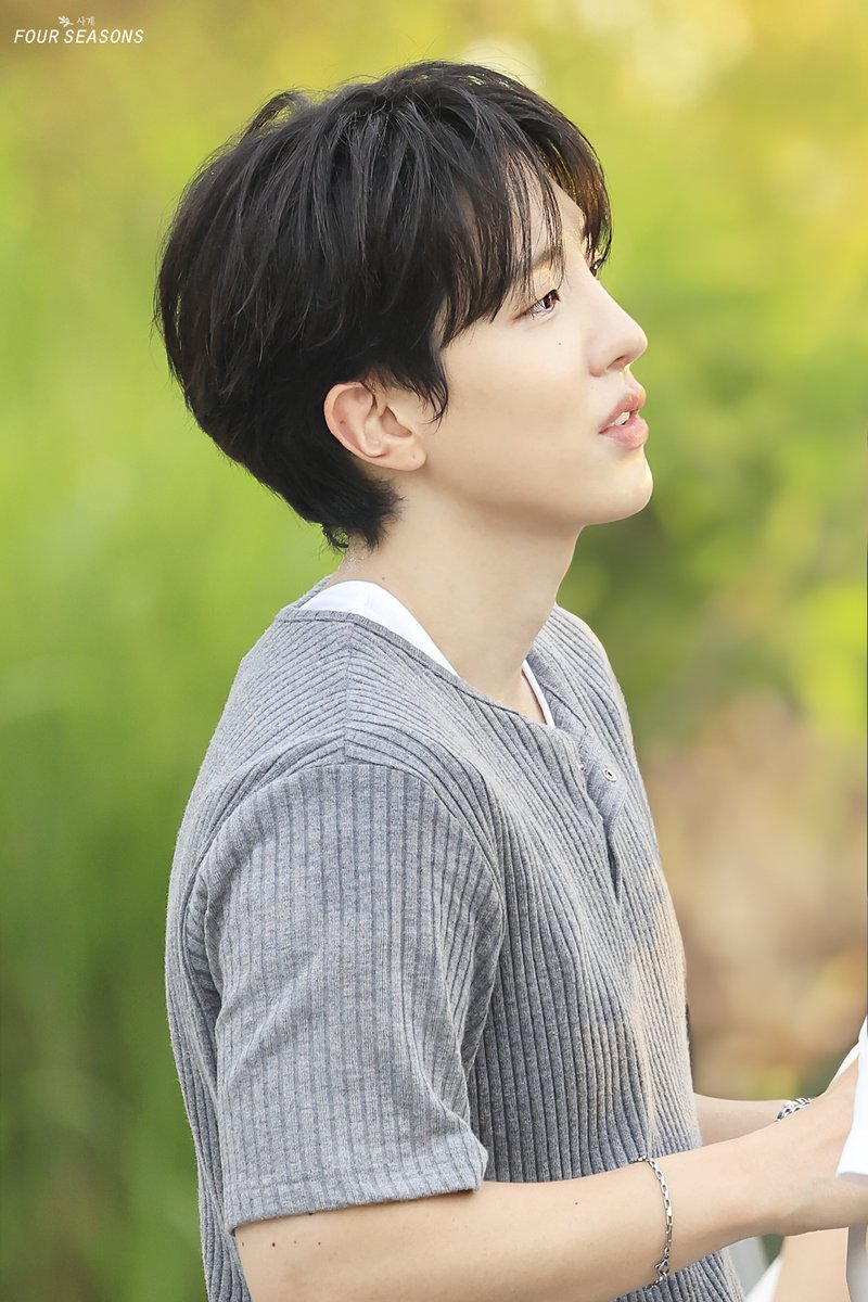 hj_fourseasons's tweet photo. 눈앞에 펼쳐진 건 우윳빛 은하수 
피어난 금빛 계절 like our summer
어디에 있어도 어떤 계절에도 
우리가 함께라면 feel like summer

싱그런 너의 향기 반짝이는 
너의 눈빛 내 맘 일렁이게 해
현실은 힘을 잃고 지구조차 숨죽이고 
순간은 영원이 돼

가을 겨울 또 봄이 온대도 우리 함께면
황금빛 모래 여름 바다 위 뜨거운 태양

그 속에 영원의 약속이 찬란하게 빛나
상상한다면 계속 믿는다면 네가 있다는 걸

#세븐어스 #희재 #HEEJAE
@heeeeeejae94