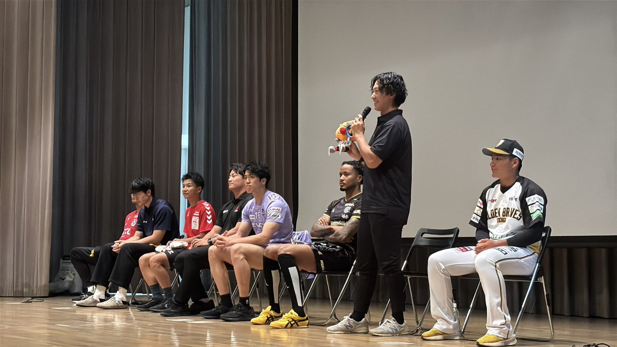 NIKKOICEBUCKS's tweet photo. 本日、TOCHIGI ALL STAR プロスポーツトークショーに #大津晃介 選手が参加いたしました！✨

栃木県内のプロスポーツチームが集まり、貴重な機会となりました‼️

▼詳細はこちら
https://t.co/zd0Rw3k2ZB

#アイスバックス
#アイスホッケー https://t.co/JucuYJFALq