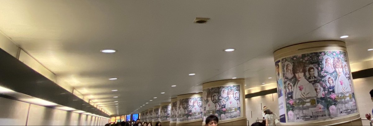 MirrorOcean0214's tweet photo. 動く歩道のところ、ズラ〜っと美麗エドガーだった https://t.co/byJx62LliO