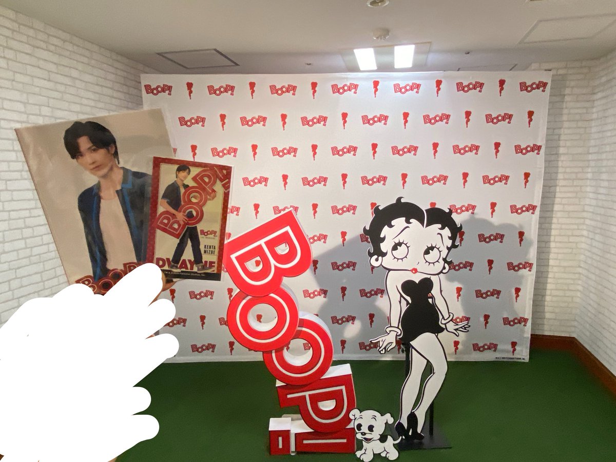MirrorOcean0214's tweet photo. 動く歩道のところ、ズラ〜っと美麗エドガーだった https://t.co/byJx62LliO