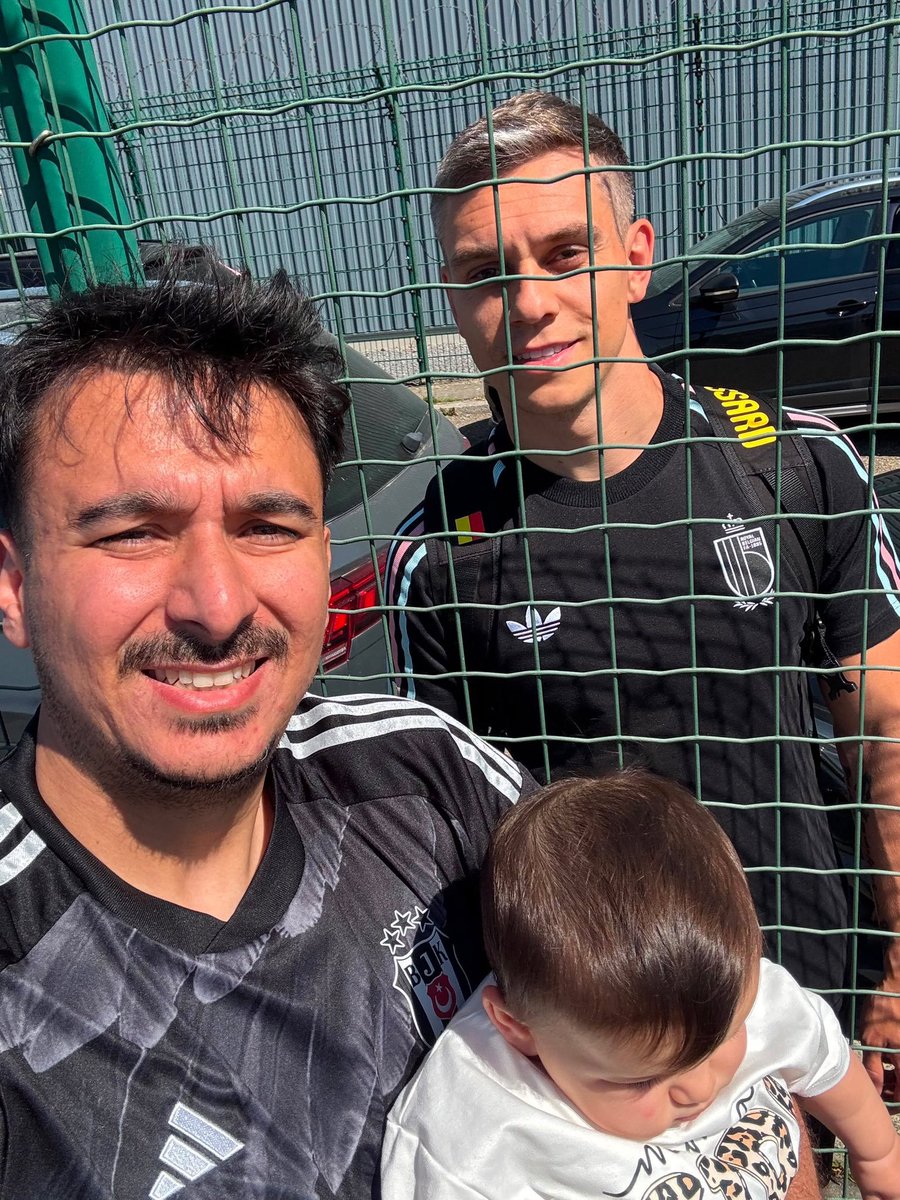 tekelbasan1's tweet photo. Beşiktaş formasını görünce nasilda mutlu olmuş https://t.co/4ULqOIbbPx
