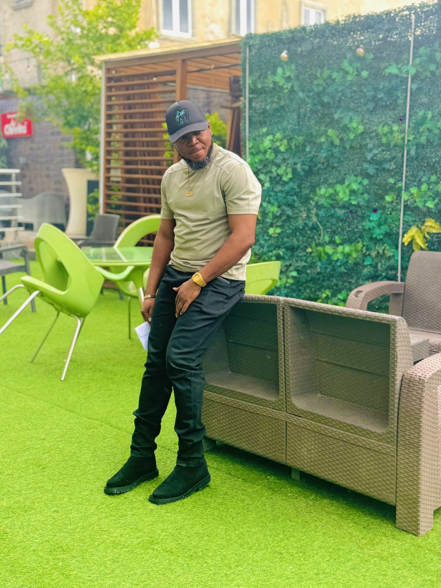 stylishbrown's tweet photo. Happy Sunday guys https://t.co/FhuTKLdYUu