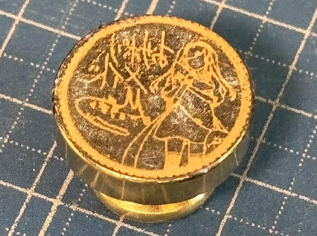 KishinjoEx's tweet photo. @mari_qi1206 ・下絵をトナー転写して
・金属腐食液に漬けて
・印面の洗浄、やすりがけすれば完成 https://t.co/5H79gV7ojw