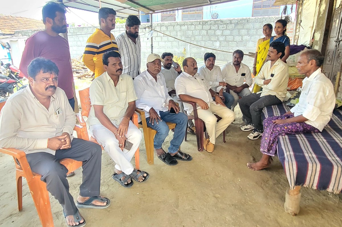 DharmareddyTRS's tweet photo. పరకాల నియోజకవర్గం దామెరలో మృతిచెందిన నన్నెబోయిన ఐలమ్మ కుటుంబాన్ని పరామర్శించి, అనారోగ్యంతో ఉన్న బీఆర్ఎస్ నాయకులు పోశాలు, రాజేళ్లమ్మలను పరామర్శించి ఆరోగ్య పరిస్థితిని అడిగి తెలుసుకోవడం జరిగింది.
#BRS #Damera #Parkal #Hanumakonda #Telangana
@BRSparty https://t.co/I4QVmhcdRl