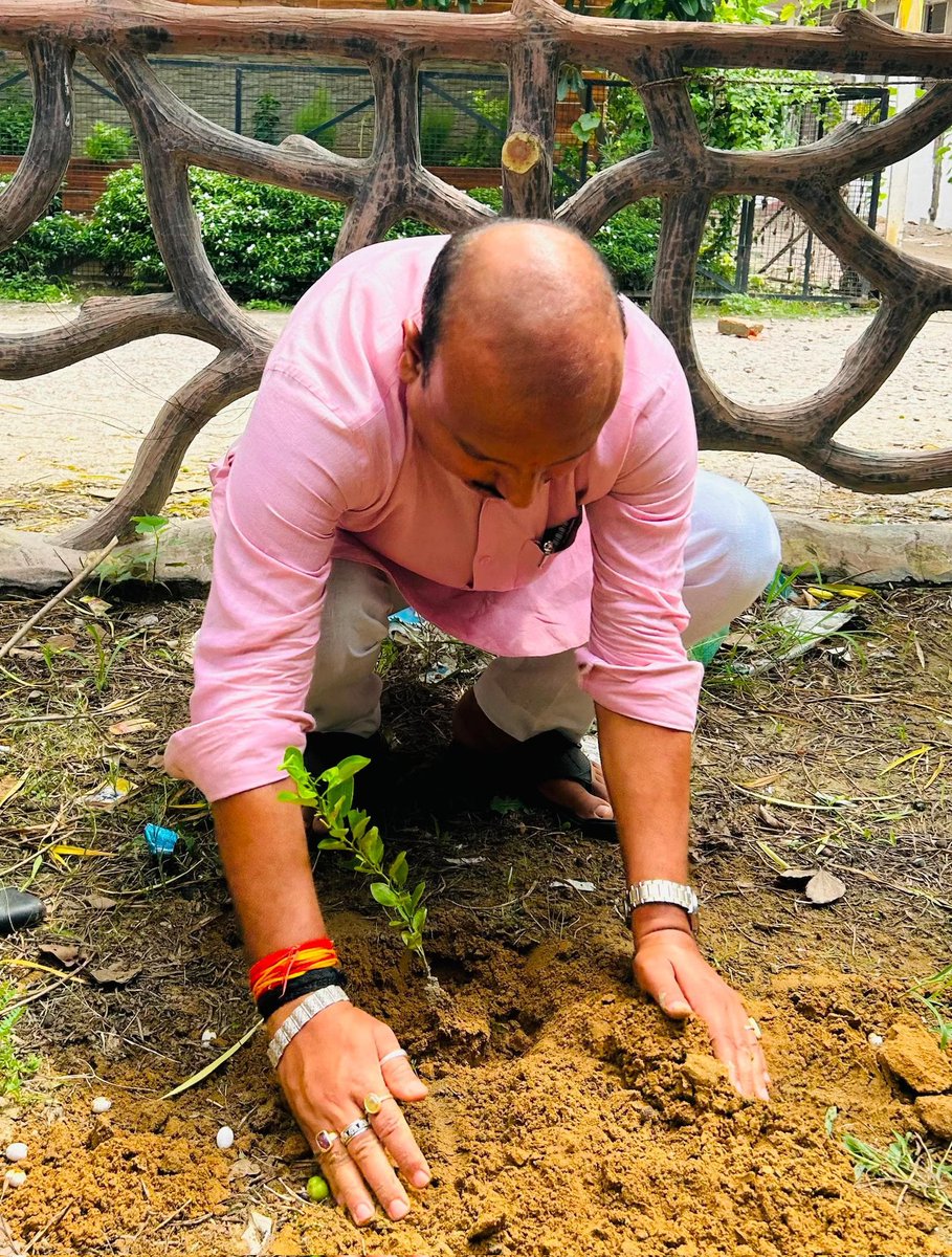Ajeetbabbanbjp's tweet photo. आज भाजपा जिला कार्यालय के पास पार्क में सम्मानित पार्टी पदाधिकारियों के साथ वृक्षारोपण किया।
#EkPedMaaKeNaam 
@BJP4India @BJP4UP 
@Bjp4Awadh @BJP4HDI 
@CMOfficeUP https://t.co/hgpPVuewFz